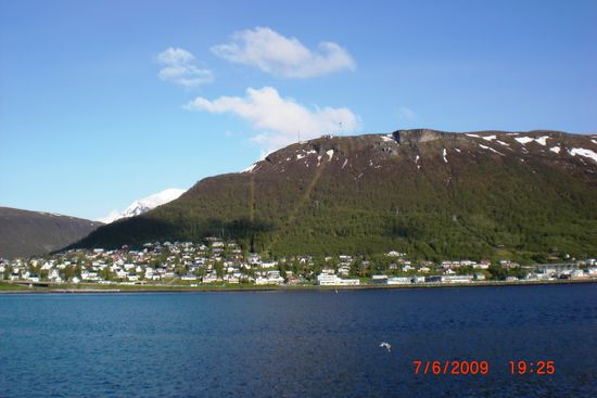 Ein Stadtteil von Tromsö, im Hintergrund ein Berg auf den ich eigentlich am nächsten Tag steigen wollte.