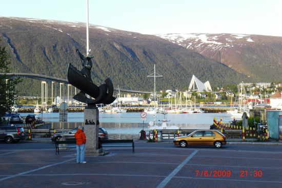 Hafen mit Wikingerdenkmal und Brücke, im Hintergrund auf der anderen Fjordseite die Eismeerkathedrale