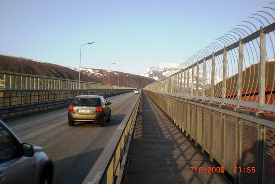 Die große Brücke verbindet auf ca. 1,5 km die auf einer Insel liegende Innenstadt von Tromsö mit dem Festland