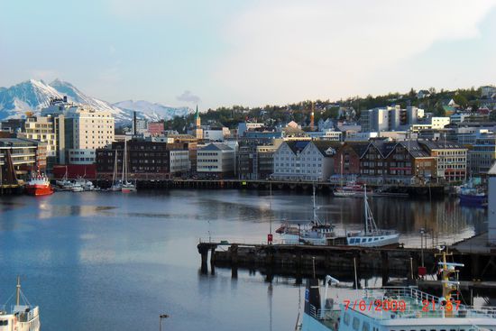 Blick von der Brücke auf den Hafen von Tromsö