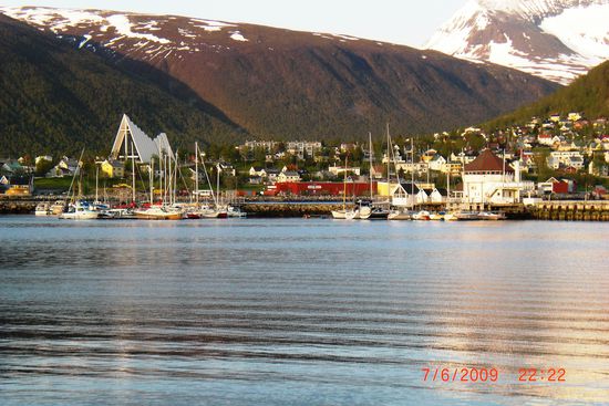 Blick über die Hafenbucht zur "Eismeer-Kathedrale", der nördlichsten Kathedrale der Welt!