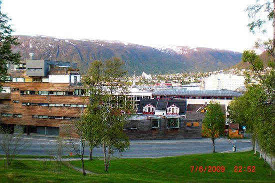 Blick aus meinem Zimmerfenster über Tromsö - fast 23 Uhr und keine Spur von Dunkelheit!