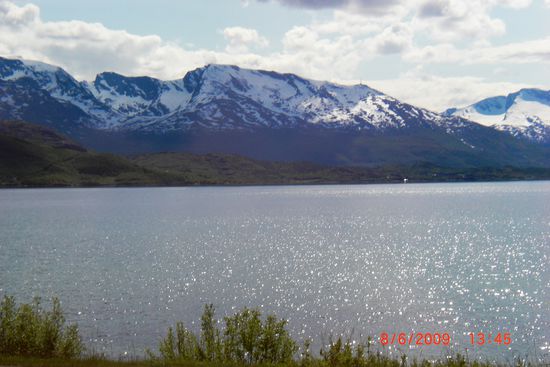 Erster Blick von der anderen Seite über den Narvikfjord. Den Berg in Bildmitte mit dem Stock (Funkturm) obendrauf habe ich am Abend desselben Tages noch bestiegen.