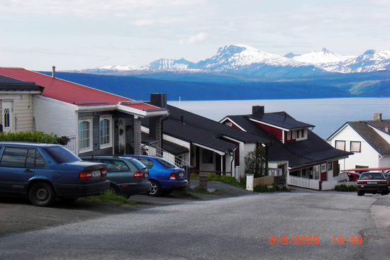 Der Weg führte erst durch Narviks Villenviertel, dann mit immer schönerer Aussicht auf den Fjord immer höher hinauf.