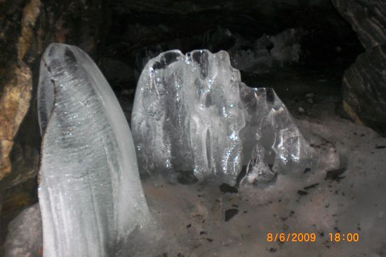 Mini-Eishöhle direkt am Aufstiegsweg.