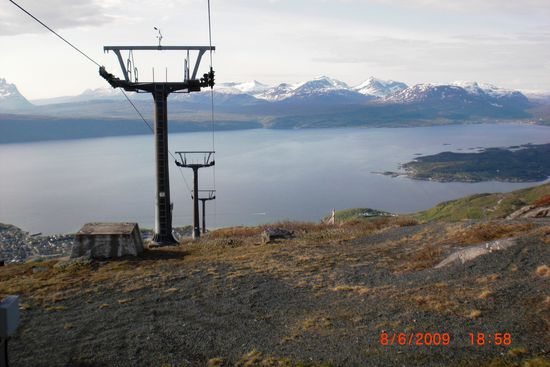 Blick über den Narvikfjord aus fast 600 m Höhe - ganz links unten im Bild sind Stadt und Hafen zu erkennen.