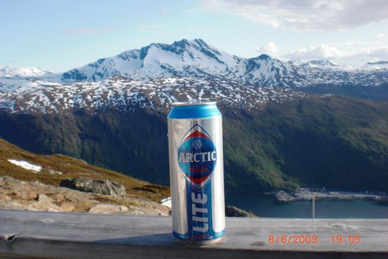 Ich rastete erst mal und genoss eine Dose kühles Arctic-Bier in kühler arktischer Umgebung.