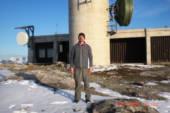Der Gipfel des ca. 1.000 m hohen Berges ist erreicht - ein automatisch betriebener Funkturm, sonst nur Schnee und nacktes Geröll und entsprechend kalt und windig...
