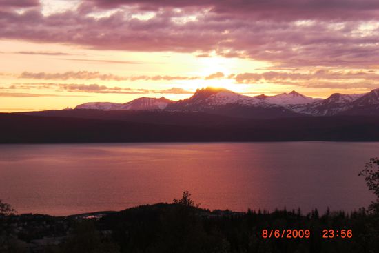 Fünf Minuten vor Mitternacht streift der untere Rand der Sonne die Bergkette hinter dem Narvikfjord.