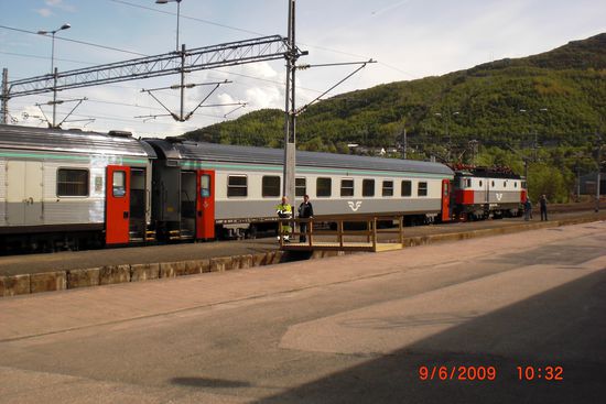 Ein Zug im Bahnhof von Narvik - dem Endpunkt, für mich Ausgangspunkt der Erzbahn.