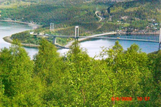 Blick vom Zugfenster auf eine der vielen malerischen Brücken - dies ist allerdings eine Straßenbrücke.
