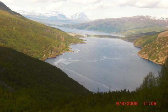 Dieselbe Brücke über den Rombakfjord 10 Minuten später, aus einigen Kilometern Entfernung fotografiert.