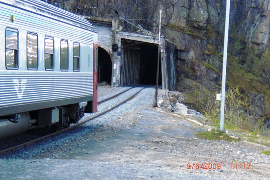 In Katterat verließ der Zug einen Tunnel und ich verließ den bequemen Zug um meine Tour in Richtung schwedische Grenze nun zu Fuß auf dem sogenannten "Rallarveien" (einer Art eisenbahn- und ingenieurtechnischem Lehrpfad mit vielen Schautafeln)  fortzusetzen.