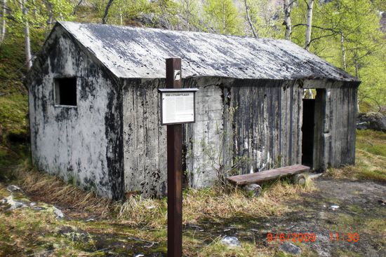 In dieser Hütte wurde der Sprengstoff aufbewahrt, mit dem eine große Brücke der Eisenbahnstrecke im 2. Weltkrieg gesprengt werden sollte. Zum Glück kam es nicht dazu und die Brücke steht noch heute.