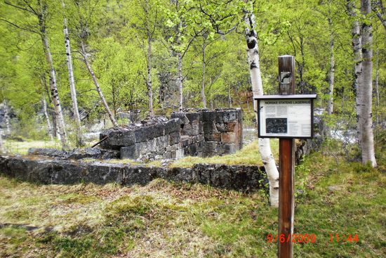 Von diesem Unterkunftshaus stehen nur noch die Grundmauern.