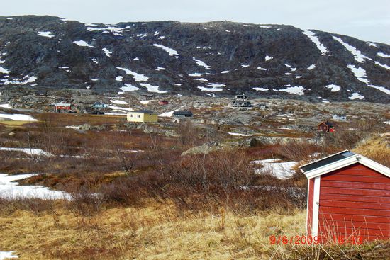 Auf dem Plateau stehen überall verstreut kleine Sommerhäuschen oder besser Hütten. Die meisten sind nicht mit Fahrzeugen zu erreichen - manchmal gibt es kaum einen richtigen Weg. Dafür ist es dann dort auch entsprechend ruhig - und von Oktober bis Mai ist sowieso alles tief verschneit und unzugänglich...