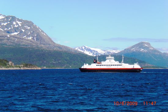 Die entfernter liegenden Inseln sind durch Fähren - natürlich mit Anschluss an das Busnetz - erschlossen