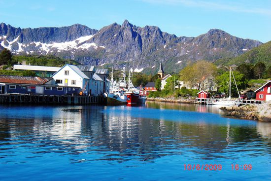 - hier noch einmal aus einer anderen Perspektive mit dem Turm der Lofotenkathedrale im Hintergrund.