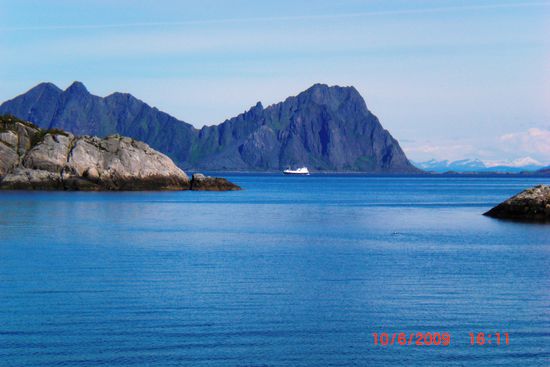 Ein "Hurtigruten" - Kreuzfahrtschiff. Diese Schiffe fahren - für einen entsprechenden Preis - von Deutschland aus an der gesamten norwegischen Westküste entlang bis zum Nordkapp und machen auch Station in Svolvaer, der Hauptstadt der Lofoten.