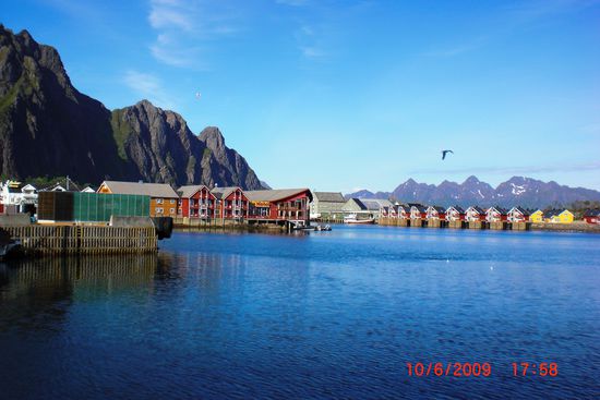 Svolvaer mit den typischen "Rorbuer" im Hintergrund. Das Wort bedeutet eigentlich Rudererhütten.