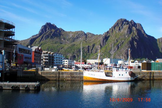 Der Hafen von Svolvaer mit den überall auf den Inseln vorhandenen Bergen im Hintergrund.