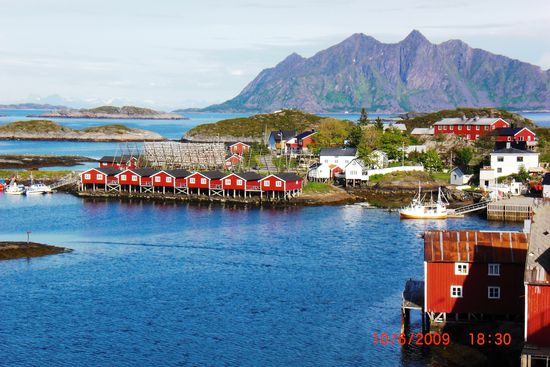 "Stadtteil" von Svolvaer auf einer der vielen Inseln.