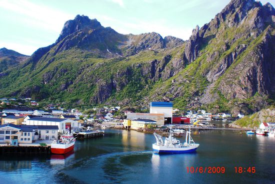 Auf der Landseite geht es gleich hinter den letzten Häusern steil nach oben - hier gibt es sogar Kletterfelsen für Bergsteiger.