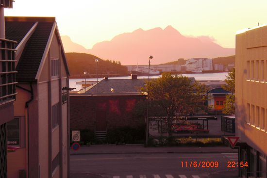 Das vorläufig letzte Mal Mitternachtssonne - Blick aus meinem Hotelzimmerfenster in der Stadt Bodo.