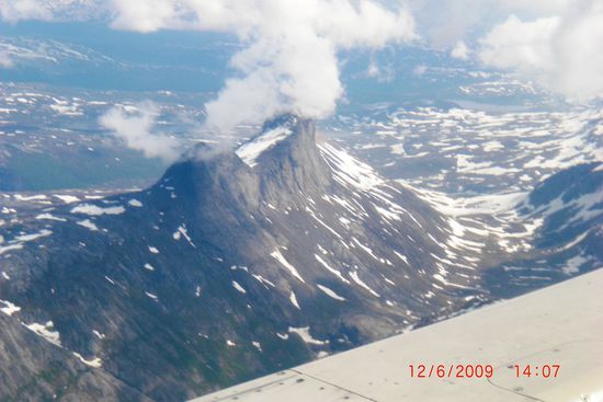Der Flug führte über das Gebirge an der norwegisch-schwedischen Grenze - ein letztes Mal herrliche Ausblicke auf die arktische Landschaft.