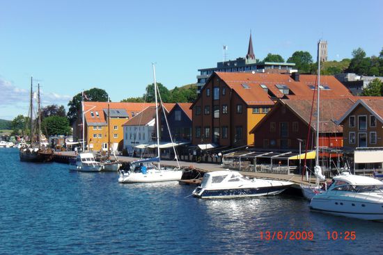 Blick auf den Hafen von Tonsberg mit Hafenpromenade.