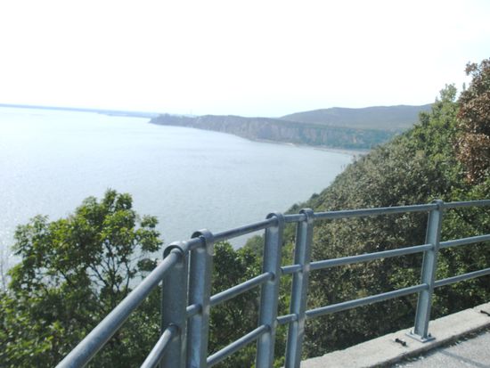 Das Meer haben wir ja schon oft gesehen, trotzdem ist der erste Blick aufs Meer (hier bei Triest in Italien) immer wieder ein Erlebnis - jetzt fühlten wir uns im Urlaub angekommen, wenn es auch bis Albanien noch mehr als 1.000 km waren...