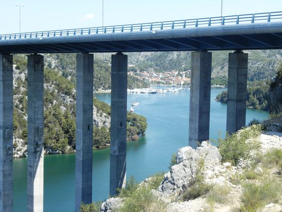 ...eine Meeresbucht bei Sibenik wird von dieser Brücke überspannt.