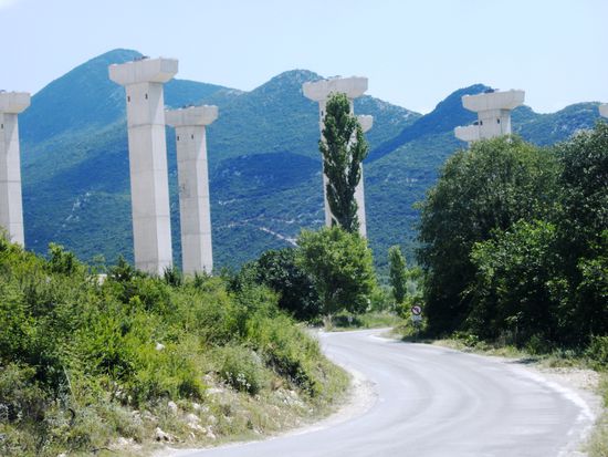 Nein, wir sind nicht in Trance bis Griechenland durchgerollt - diese Säulen sind nicht historisch, sondern ganz neu, bald werden hier die Autos über die Autobahn rollen, wir mussten noch mit dieser Landstraße vorlieb nehmen.