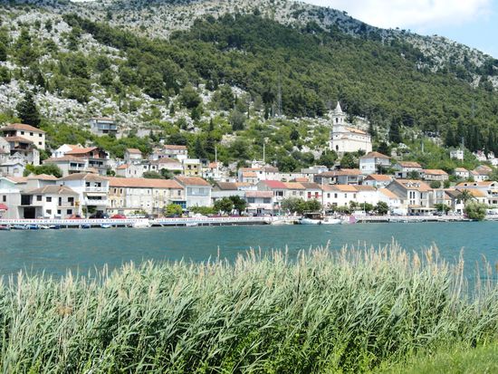 Kroatisches Städtchen Komin an der Neretva