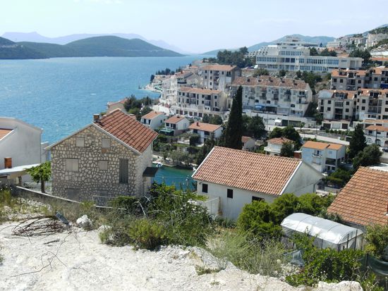 Neum, die einzige zu Bosnien-Herzegowina gehörende Küstenstadt, im Hintergrund die Insel Peljesac