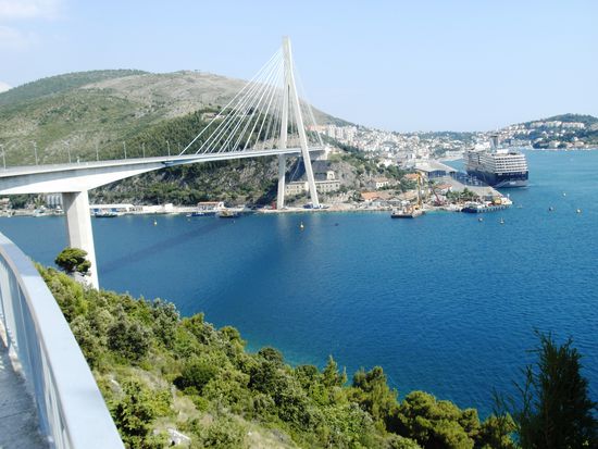 Dubrovnik - die alte Handelsstadt empfing uns mit dieser neuen, architektonisch interessanten Brücke.