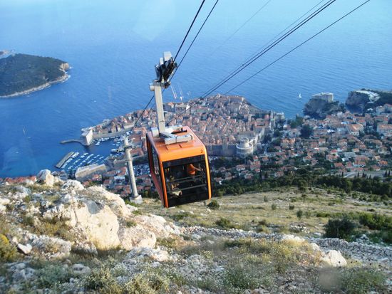 Seilbahngondel vor Altstadthintergrund