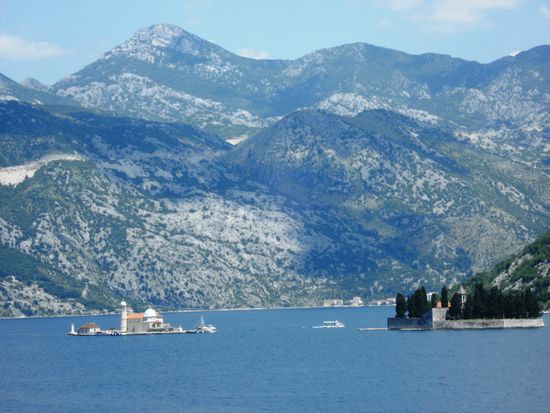 Mit der Fähre von Kamenari fuhren wir für 4 Euro (hier zahlt man wieder mit Euro) über die Bucht von Kotor.