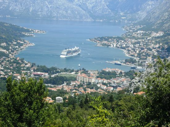 Blick auf die Bucht von Kotor, von noch ziemlich weit unten - relativ gesehen