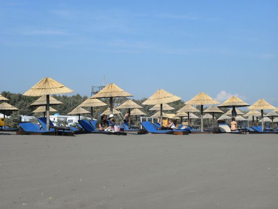 Strand von Ulcinj, feiner, wenn auch grauer Sand über viele Kilometer