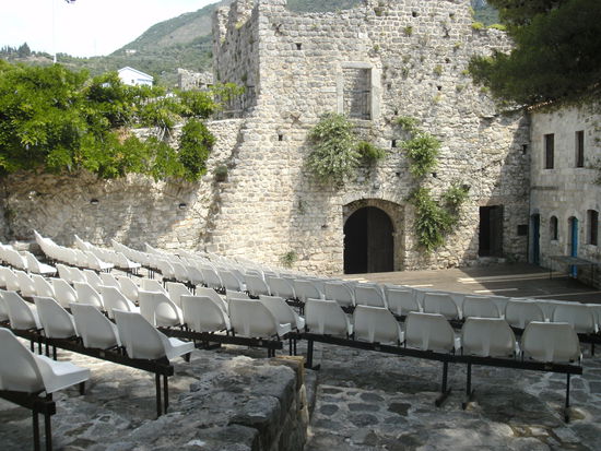 Alt trifft neu - Amphitheater mit Plastikstühlen