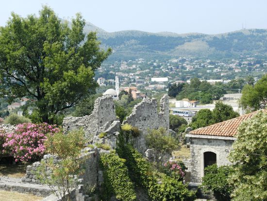 Blick über die Ruinen in die grünen Hügel