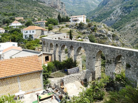Ein Aquädukt lieferte früher Wasser für die auf einem Hügel liegende Stadt