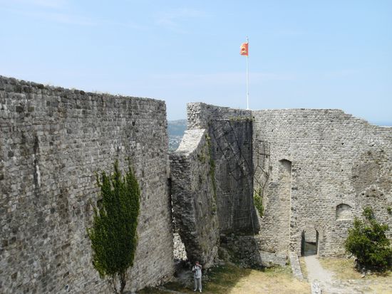 1979 gab es hier ein Erdbeben. Wahrscheinlich ist damals auch dieses riesige Mauerstück aus der Mauer herausgebrochen.