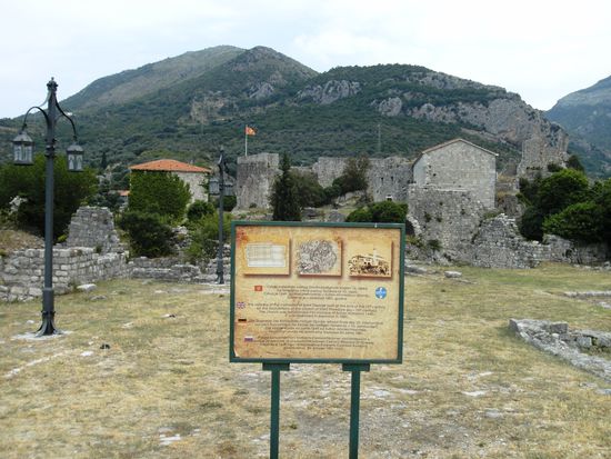 Kathedralen-Ruine. Eines der wenigen Hinweisschilder erklärt, dass dies die Überreste der Kathedrale des heiligen Georg aus dem 12. Jahrhundert, die nach der Einnahme Bars durch die Türken zu einer Moschee umgewidmet wurde, sind.