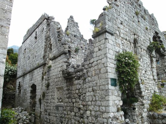 Altes Gemäuer wohin man schaut, verschiedene Epochen und Baustile haben sich hier verewigt.
