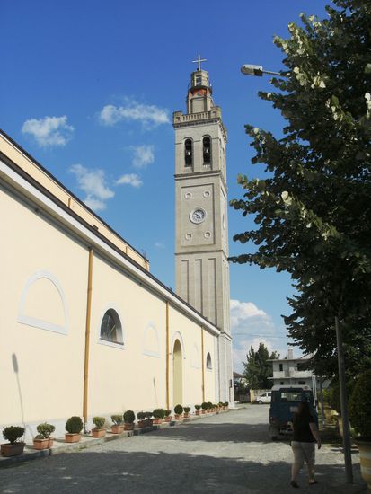 Zuerst kamen wir an einer domartig großen katholischen Kathedrale vorbei, die wir uns auch von innen anschauen konnten,