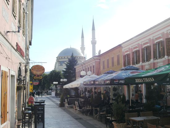 Weiter ging es durch die Fußgängerzone (für D eher langweilige Normalität, in Albanien eine stolze Attraktion)