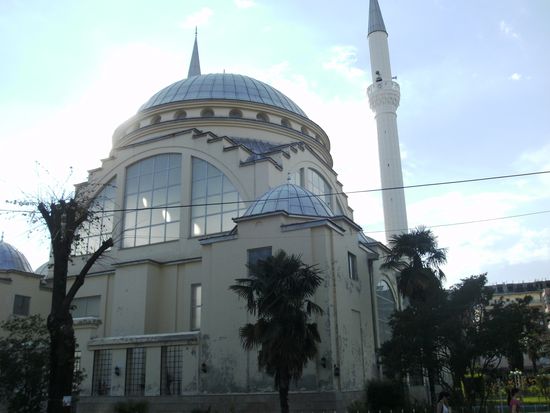zum Hauptplatz der Stadt mit der Hauptmoschee, einem Neubau, der der "Agia Sofia" in Istanbul nachempfunden ist.