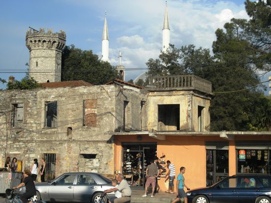 Kirchenkreuz, Minarette, historische Ruine und moderne Ruine - wo bekommt man sonst so ein Bild?!